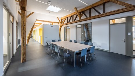 Kommunikationszone im Dienstgebäude des SRH