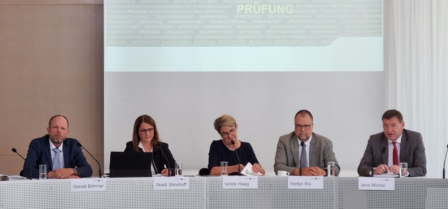 Das Große Kollegium bei der Pressekonferenz zum Jahresbericht 2025 - Band I